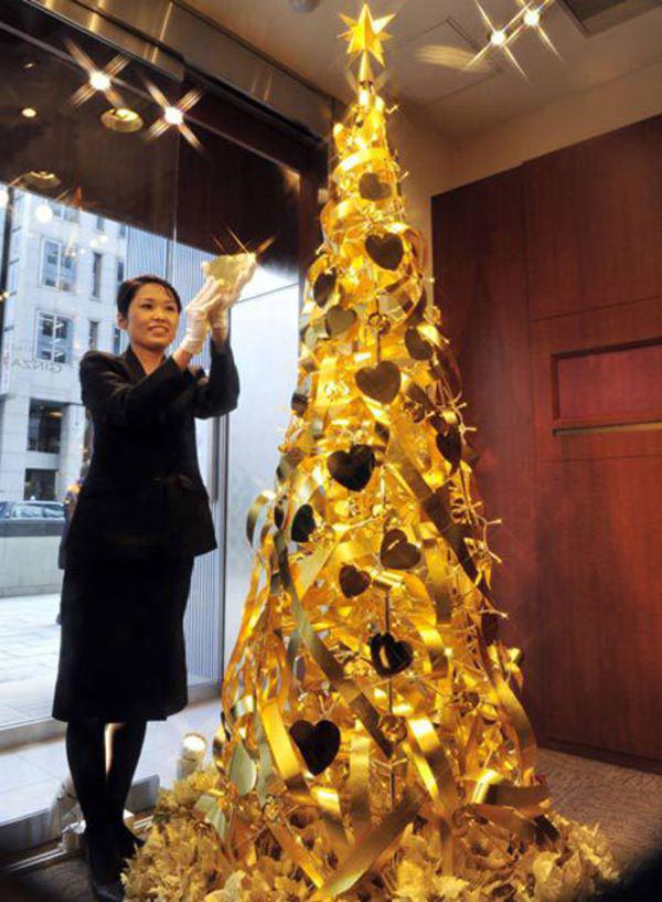 Lóa mắt với loạt cây thông bằng vàng ròng sang chảnh, đắt giá nhất thế giới